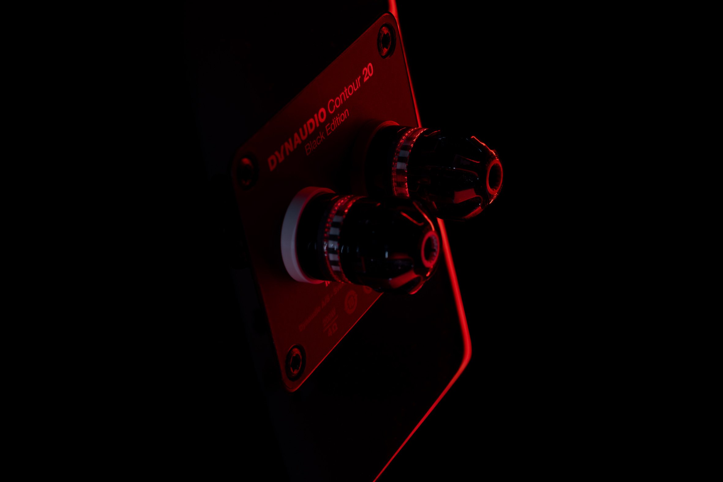 Dynaudio_Contour20_BlackEdition_Red_04