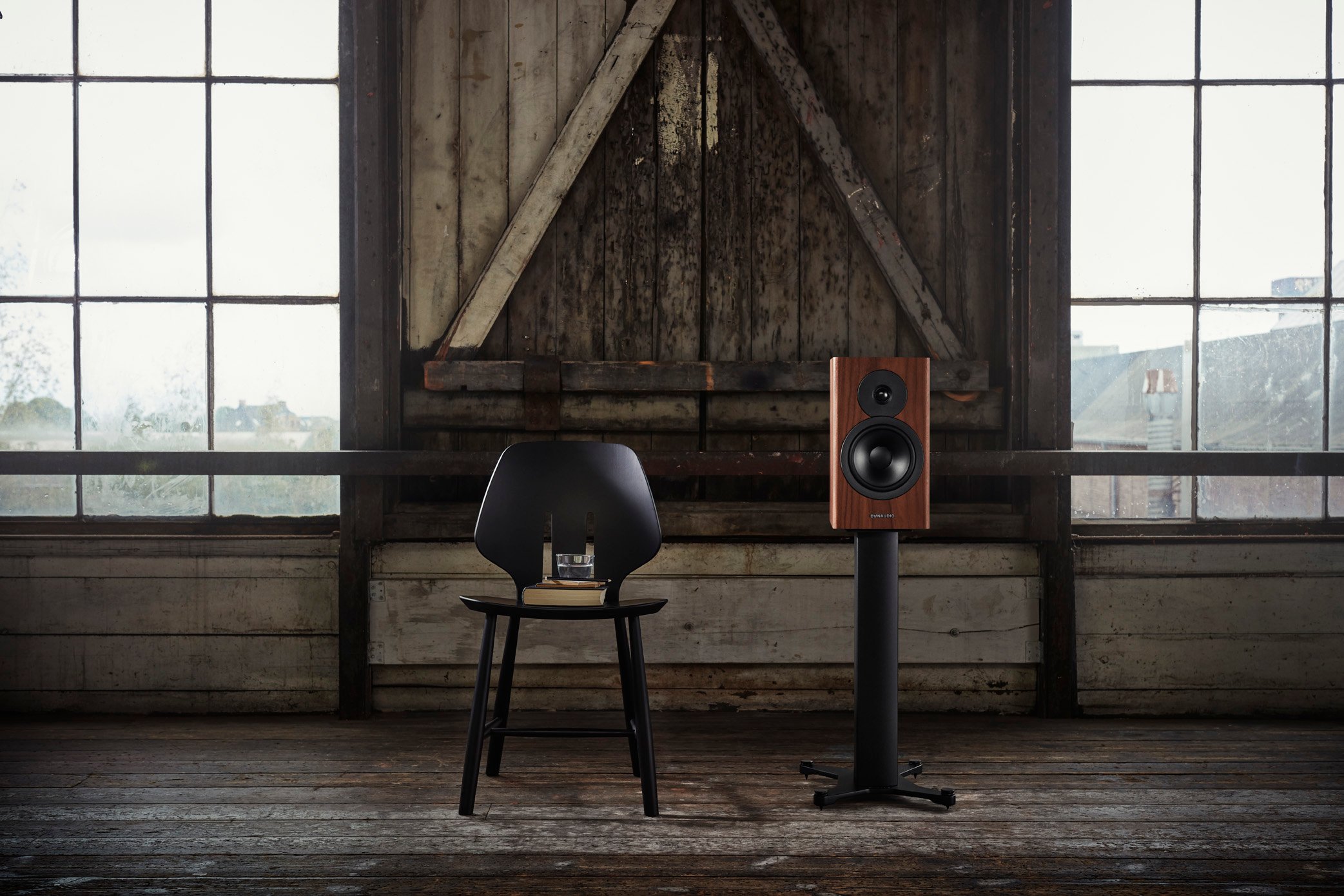 Dynaudio Evoke 20 walnut wood - Lifestyle 2