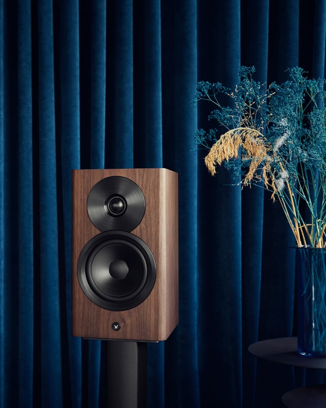 1080x1350px_IG-Portrait_DynaudioFocus10_Walnut_01