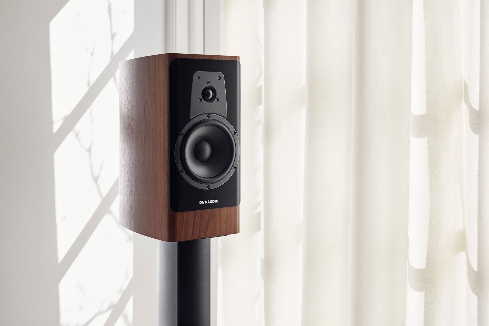 Dynaudio Contour 20i_Walnut_01