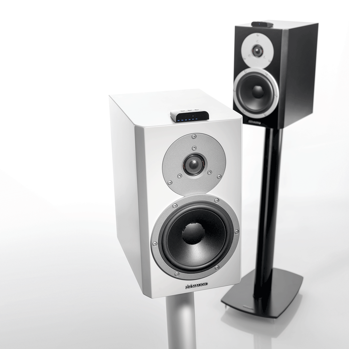 Dynaudio Xeo 4フロアスピーカーとスタンド2個セット、サテンホワイト 